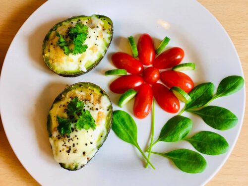 Avokade-kepti-kiausiniai-pagardinti-kietuoju-suriu