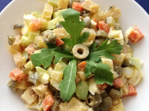 Balta-misraine-su-salieru-ir-alyvuogemis