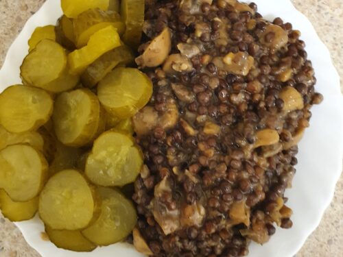 Rudieji-lesiai-ir-pievagrybiai-kokosu-kremo-padaze