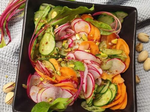 Morku-agurku-ir-ridikeliu-salotos-su-pistacijomis