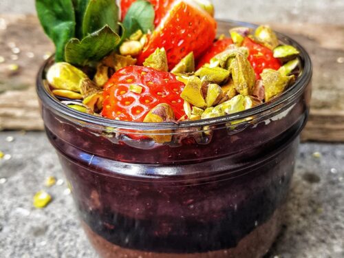 Sokoladinis-desertas-su-bolivine-balanda-ir-pistacijomis