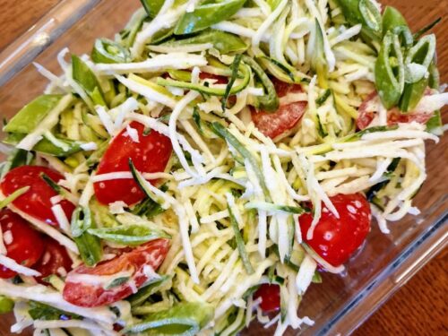 Baltojo-ridiko-ir-cukinijos-salotos-su-zirneliu-ankstimis