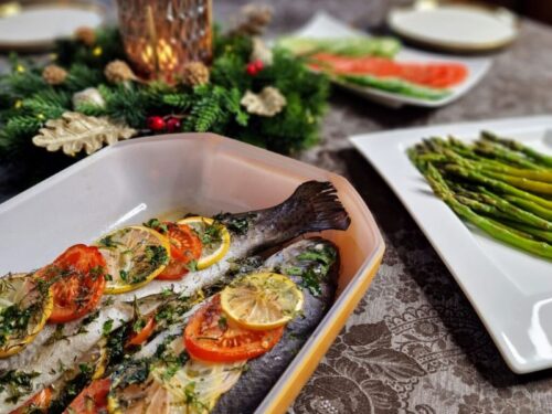 Orkaiteje-keptas-upetakis-su-pomidorais