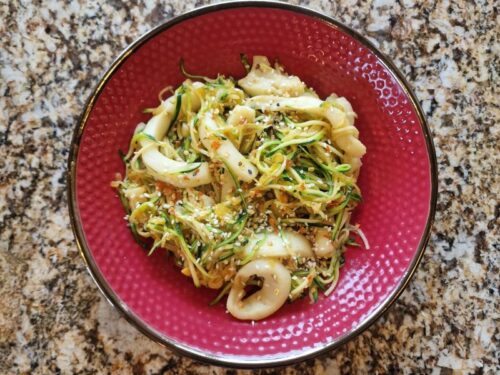 Kalmaro-file-su-cukinijos-makaronais-kajeno-pipirais