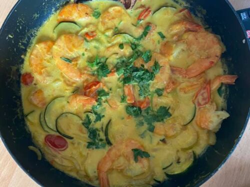 Krevetes-su-cukinija-ir-pomidoriukais-kokoso-pieno-padaze