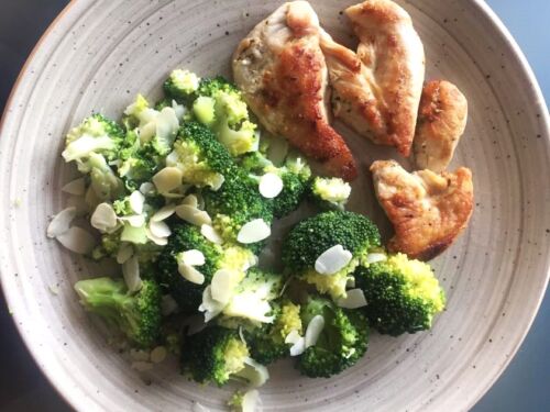 Vistienos-file-su-brokoliais-ir-migdolu-drozlemis