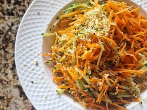 Morku-ir-agurku-salotos-su-skrudintu-sezamu-aliejumi