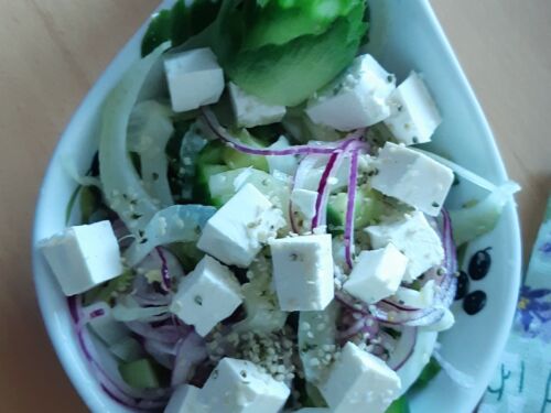 ankolio-salotos-su-agurkais-ir-graikisku-baltu-suriu