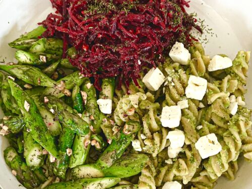 Pilno-grudo-makaronai-su-saldytu-zirneliu-padazu-fetos-suriu-ir-smidrais