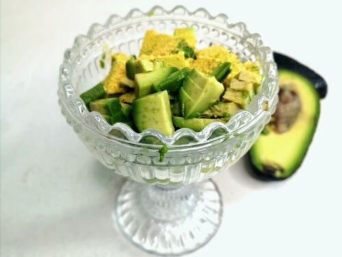 avokado-ir-mieliu-dribsniu-uzkandis-ledu-taureje