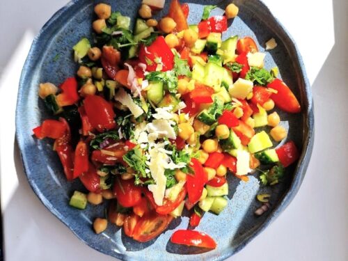 Avinzirniu-salotos-su-pomidorais-paprikomis-agurkais-ir-kietuoju-suriu