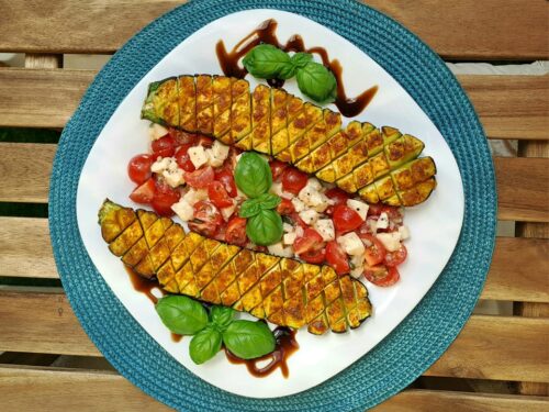 Cukiniju-kepsniai-su-pomidoru-ir-mocarela-surio-salotomis