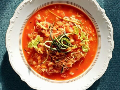 Cukiniju-spageciai-su-pomidorais-ir-saliero-stiebais