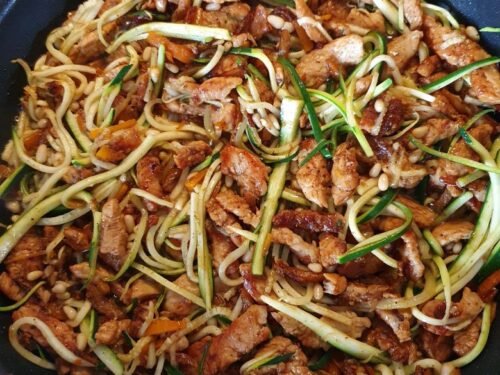 Kiniska-kalakutiena-su-morkomis-ir-cukinija