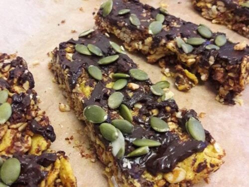 Riesutu-ir-seklu-batoneliai-su-juoduoju-sokoladu