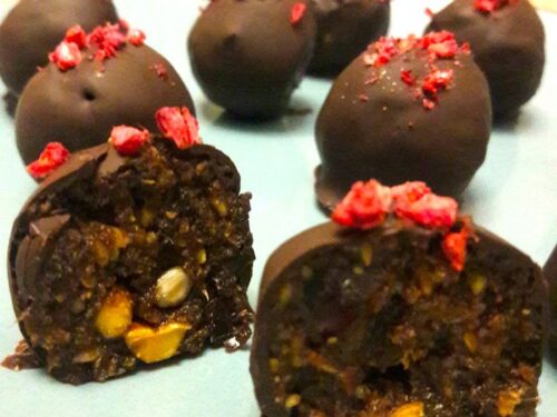 Sokoladiniai-datuliu-saldainiai-su-riesutais-ir-apelsinu