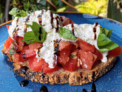 Sumustinis-su-pomidorais-ir-burata-suriu