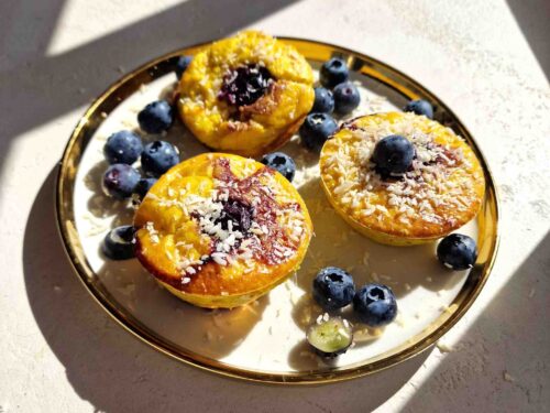 Varskes-ir-kiausiniu-keksiukai-be-miltu-saldi-versija