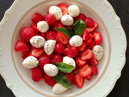 Braskiu-ir-mocarela-salotos-su-metomis-bei-chia-seklomis