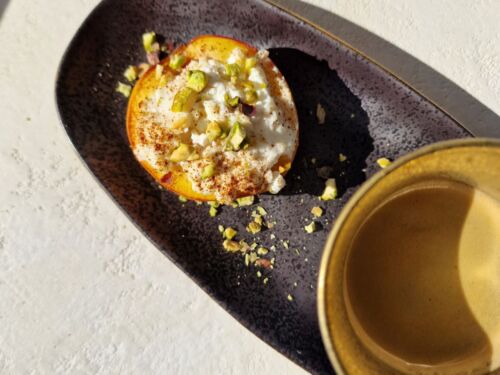 Karsto-oro-gruzdintuveje-kepti-nektarinai-ir-persikai-su-rikota-bei-pistaciju-riesutais