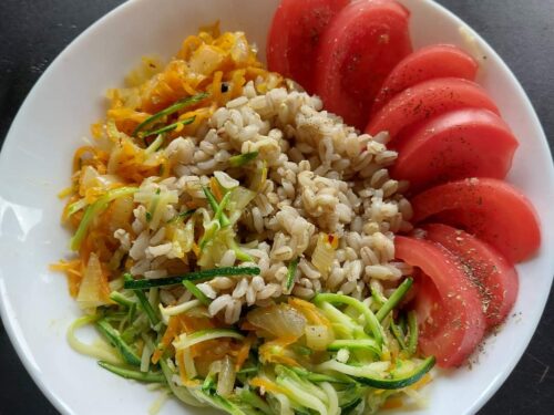 Perliniu-kruopu-kose-su-morkomis-ir-cukinija