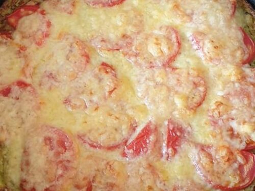 Pica-is-cukinijos-su-suriu-ir-pomidorais