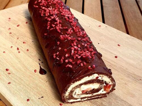 Sokoladinis-vyniotinis-su-maskarpones-suriu-ir-uogomis