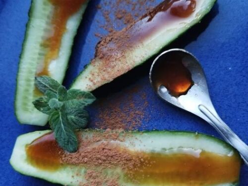 Sviezi-agurkai-su-medumi-desertas-primenantis-vaikyste