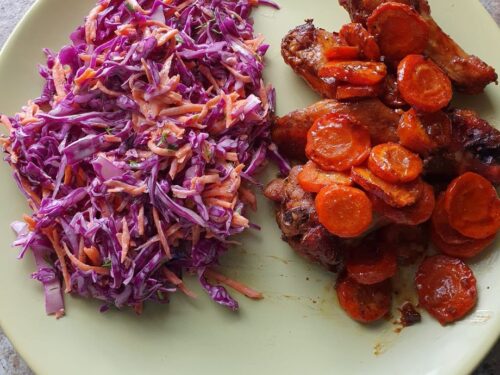 Vistienos-peteliai-su-morkomis-ir-kopustu-salotomis