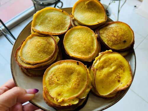 Greitai-paruosiami-aviziniu-miltu-blyneliai-su-bananais