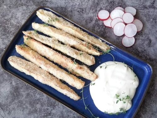 Orkaiteje-kepti-cukiniju-pirsteliai-su-naturaliu-jogurtu