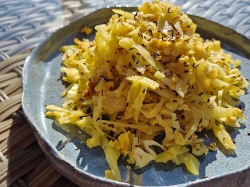 Troskintas-kopustas-su-ciberzole-ir-kmynais