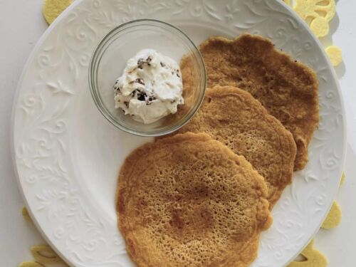 Lesiu-blyneliai-su-varskes-ir-sauleje-dziovintu-pomidoru-uztepele