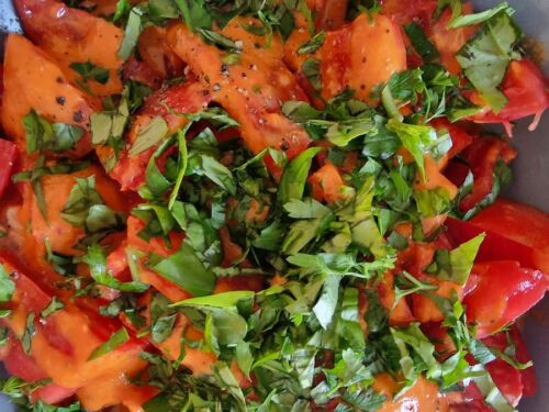 Pomidoru-salotos-su-petrazolem-baziliku-ir-astriu-padazu