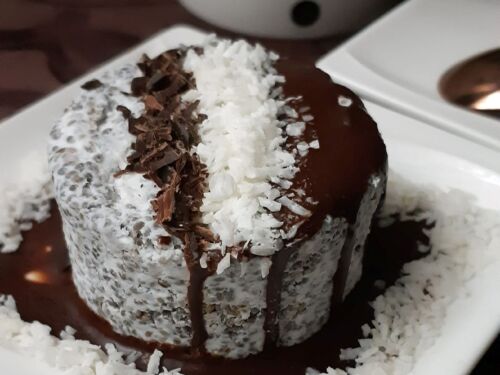 kokosinis-desertas-su-chia-seklomis-ir-sokoladu