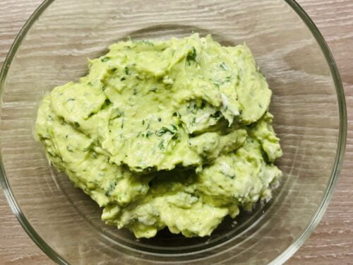 Avokado-ir-grudetos-varskes-uztepele-su-zalumynais