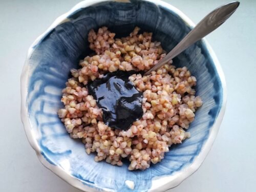 Nekepintu-grikiu-kose-su-juoduju-sezamu-pasta