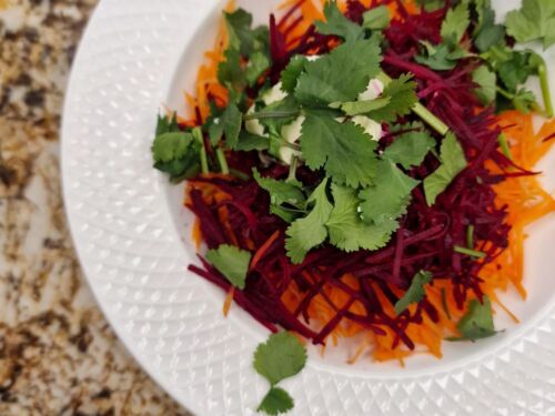 burokeliu-ir-morku-salotos-su-grietine-ir-garstyciomis