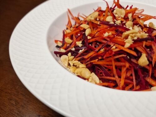 svieziu-burokeliu-ir-morku-salotos-su-zemes-riesutais