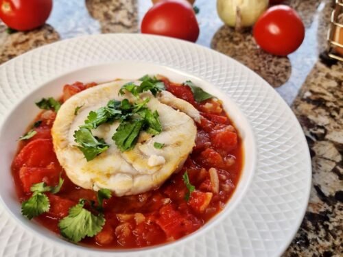 zuvis su saldziarugsciu pomidoru ir svogunu padazu