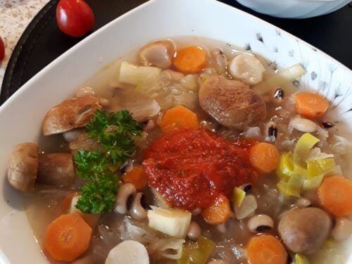 Raugintu-kopustu-sriuba-su-pupelemis-ir-baravykais-bei-griezcio-salotomis