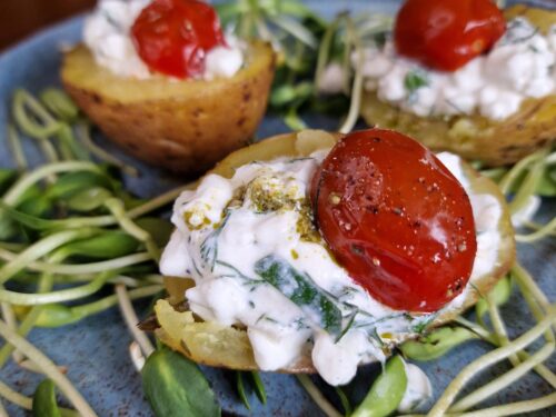 orkaiteje-keptos-bulves-idarytos-grudeta-varske-pesto-ir-pomidorais