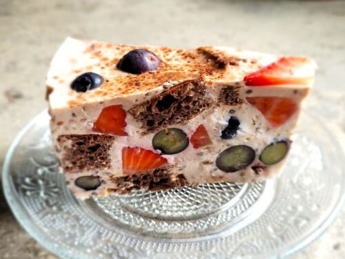 gaivus-jogurtinis-tortas-su-braskemis-ir-silauogemis