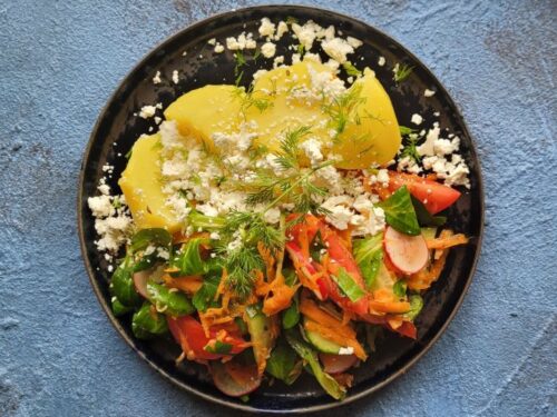 virtos-bulves-su-svieziu-darzoviu-salotomis-ir-varskes-suriu