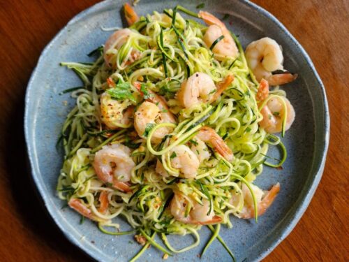 krevetes-su-cukiniju-makaronais-bei-citrininiu-cesnakiniu-sviesto-padazu