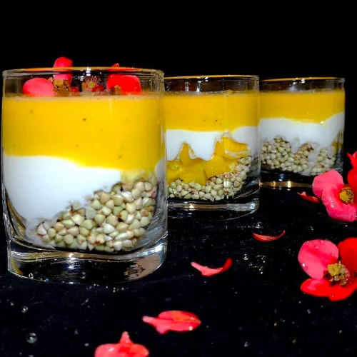 grikiu-desertas-su-mangais-ir-bananais