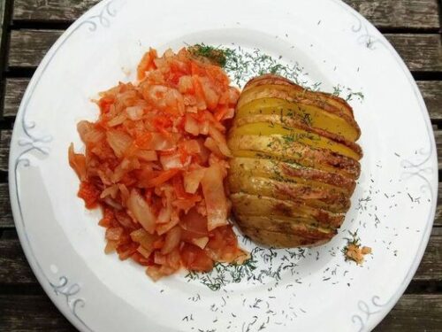 orkaiteje-keptos-bulves-su-troskintais-kopustais