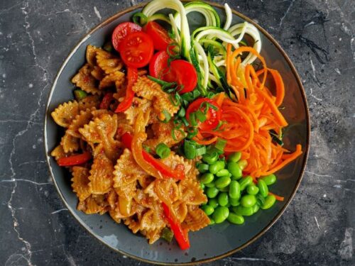 pilno-grudo-makaronai-su-smidrais-ir-paprikomis