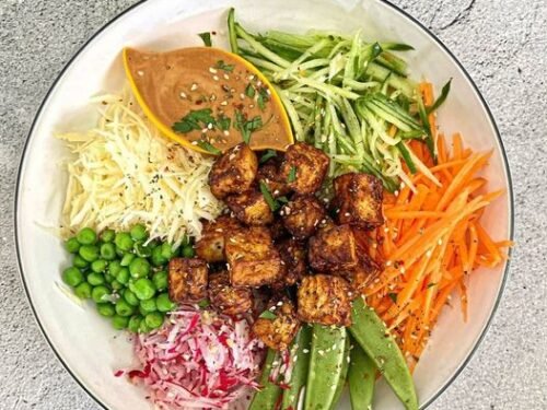 tofu-salotos-su-riesutu-sviesto-padazu