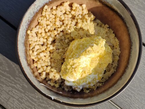 sorgo-kruopos-su-grietine-ir-mieliu-dribsniais